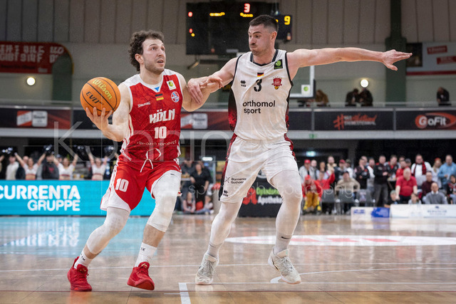 Barmer 2. Basketball Bundesliga ProA: Bayer Giants Leverkusen vs. RheinStars Koeln, 04.04.26 | Leverkusen, 04.04.26 - Haris Hujic (RheinStars Köln, 10) und Luca Finn Kahl (Bayer Giants Leverkusen, 3) während des Spiels der Barmer 2. Basketball Bundesliga ProA: Bayer Giants Leverkusen vs. RheinStars Koeln in der Ostermann Arena in Leverkusen.