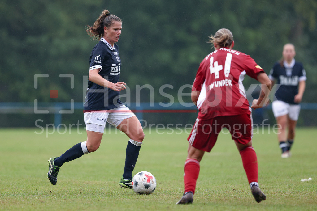 Fussball, Testspiel Frauen, SpVg Aurich - SV Meppen | v.li.: Chantal Schouwstra (SV Meppen, 20) am Ball, Einzelbild, Ganzkörper, Aktion, Action, Spielszene, Angelina-Michelle Wunder (SpVg Aurich, 41)