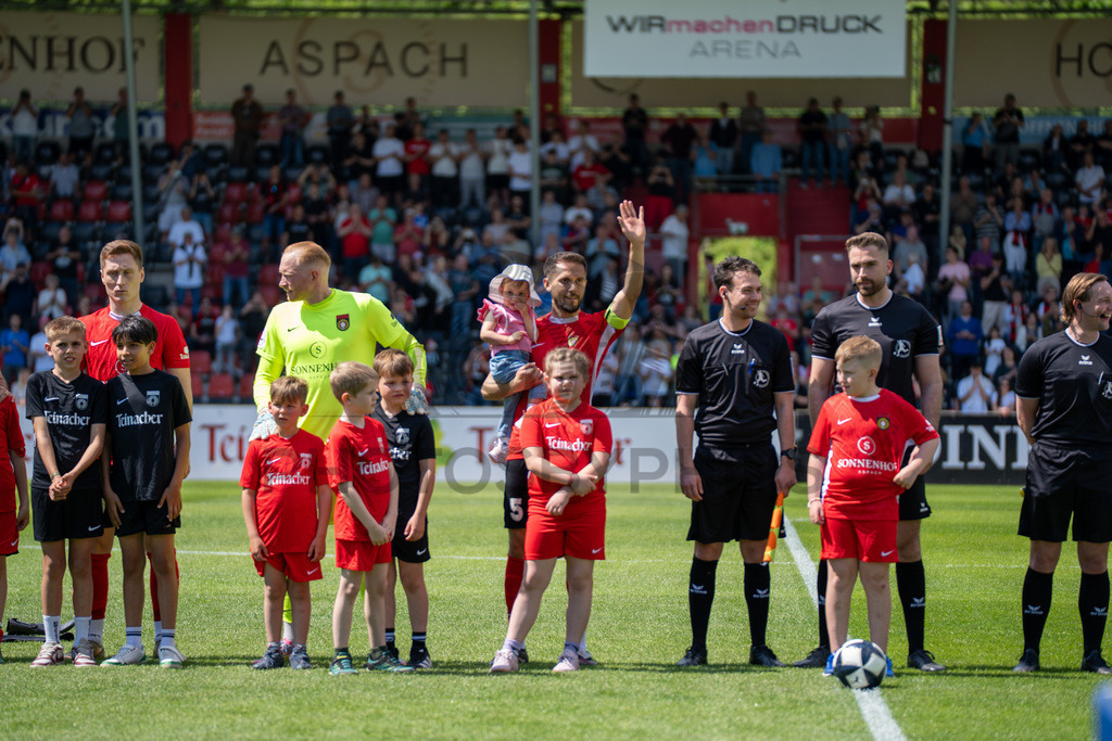 SG Sonnenhof Großaspach vs. SG Barockstadt Fulda-Lehnerz, Fussball, Regionalliga Suedwest, 33. Spieltag, 09.05.2026 | Volkan Celiktas (SG Sonnenhof Großaspach, #05) mit seinem Kind auf dem Arm vor dem Spiel,SG Sonnenhof Großaspach vs. SG Barockstadt Fulda-Lehnerz, Fussball, Regionalliga Suedwest, 33. Spieltag, 09.05.2026