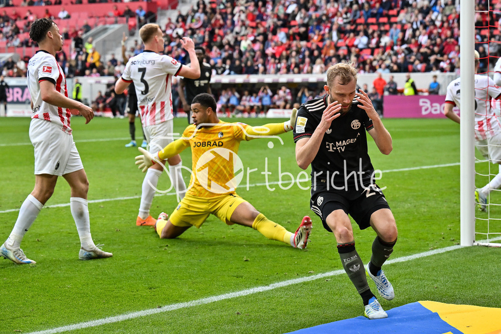 SC Freiburg - FC Bayern München | FREIBURG, GERMANY - 04. APRIL: Konrad LAIMER (FC Bayern Munich 27) ärgert sich über eine vergebene Chance während dem Bundesligamatch zwischen dem SC Freiburg und dem FC Bayern München am 28. Spieltag im Europa-Park Stadion / DFL REGULATIONS PROHIBIT ANY USE OF PHOTOGRAPHS AS IMAGE SEQUENCES AND/OR QUASI-VIDEO