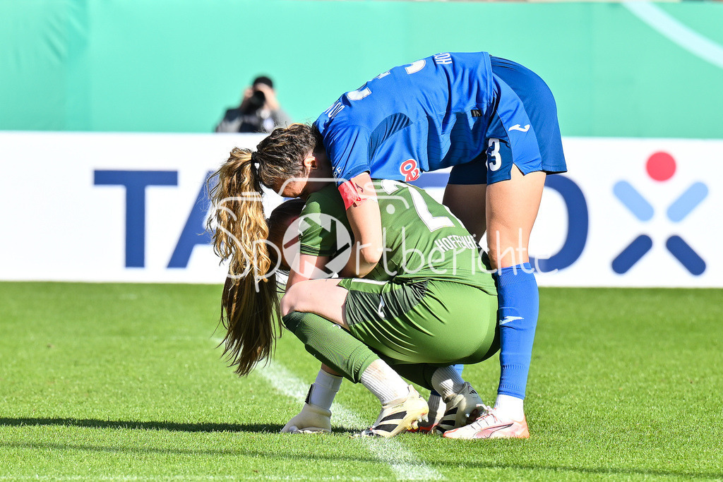 FC Bayern München - TSG 1899 Hoffenheim | Niedergeschlagene Hoffenheimerinnen nach der Niederlage in Muenchen / Laura Johanna DICK (TSG Hoffenheim Frauen 21) und Fabiene DONGUS (TSG Hoffeneheim Frauen 33) / Frauen DFB Pokal: FC Bayern Muenchen - TSG 1899 Hoffenheim, FC Bayern Campus am 22.03.2025