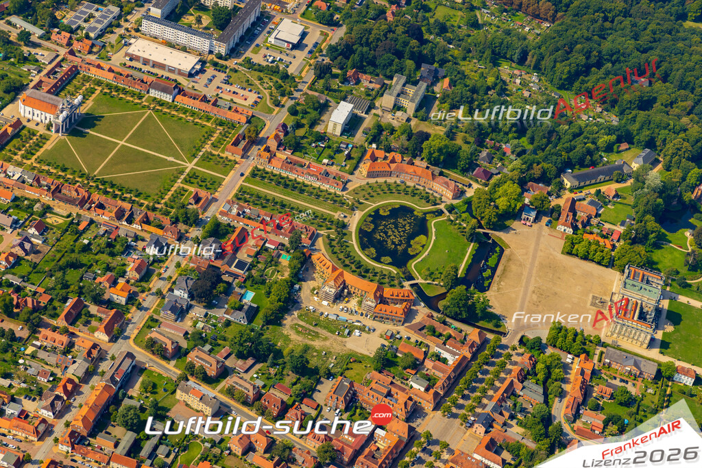 Bild der Stadt Ludwigslust - Die Luftaufnahme wurde 2025 vom UL-Flugzeug heraus erstellt ( keine Drohne ) - Hochauflösende Luftaufnahme - für professionelle Ausdrucke geeignet. Die Geschenkidee !Hier alle&nbsp;Infos zur Lizenzierung der LuftaufnahmeWir fliegen auch dieses Jahr wieder in Ihre Region um Luftbilder zu erstellen.- Luftbild anfragen