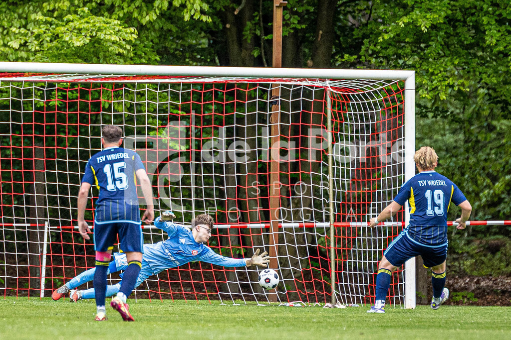 Sperber Veerßen - Penkert_ Maurice (wird von Bryan Brüggemann per Strafstoß bewzungen) vs Wriedel (KP-Finale) 130526 dlP | immodelaporte-sportfotos - Realisiert mit Pictrs.com