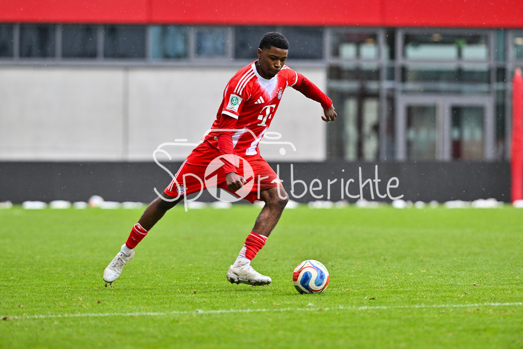 FC Bayern München - Berliner Athletik Klub | MUNICH, GERMANY - 21. FEBRUARY: am BAll Allen LAMBE (FC Bayern München U19 8) / Einzelfoto / Freisteller während dem Spiel zwischen der U19 des FC Bayern München und der U19 des Berliner Athletik Klubs am 3. Spieltag der DFB-U19 Nachwuchsliga am FC Bayern Campus