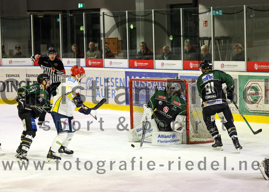 2023-01-06_046_TSV_Erding_gegen_ERV_Schweinfurt | Erding, Deutschland, 06.01.2023:
Eishockey, Bayernliga 2022 / 2023, 26. Spieltag, TSV Erding gegen ERV Schweinfurt, Endergebnis: 7:3

Philipp Michl (Erding Gladiators, #77), Torwart Christoph Schedlbauer (Erding Gladiators, #31), Rudolf Lorenz (Erding Gladiators, #91)

Foto: Christian Riedel / fotografie-riedel.net