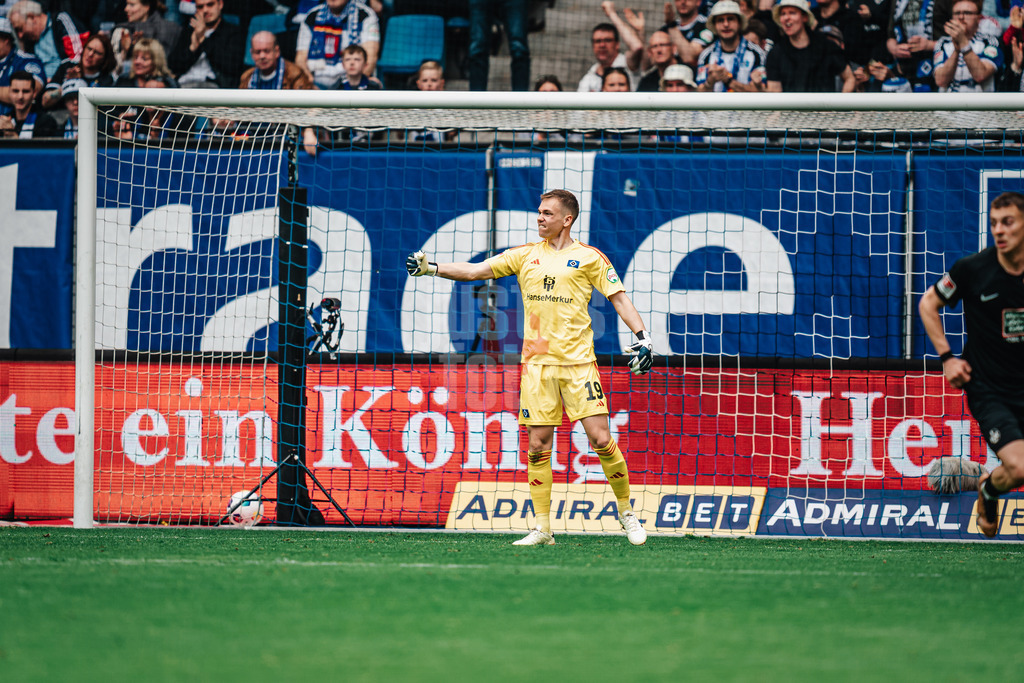 Fußball | Männer | Saison 2023/2024 | 2. Fußball-Bundesliga | 28. Spieltag | Hamburger SV vs. 1. FC Kaiserslautern | 06.04.2024 | Matheo Raab (#19, HSV) freut sich über einen gehaltenen Ball