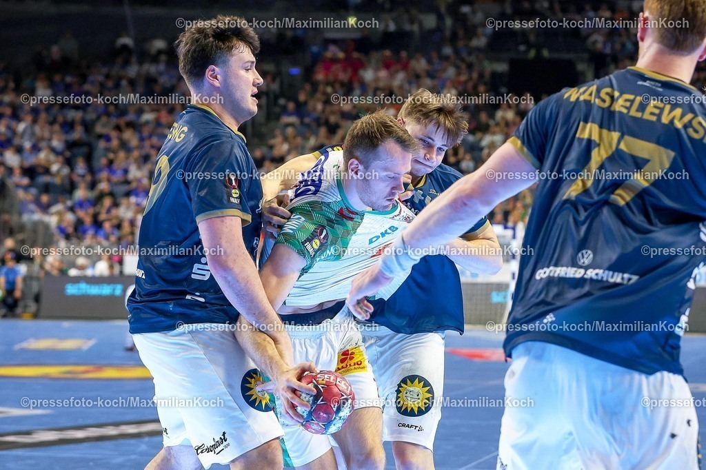 xSSCx18042602076 | 18.04.2026, xsscx, Handball, DHB-Pokal Lidl Final4, Halbfinale, Bergischer HC - SC Magdeburg, Saison 2025 / 2026 Herren, Lanxess Arena, Köln: Aron Seesing (Bergischer HC #49) im Zweikampf gegen Felix Claar (SC Magdeburg #07) Photo: xSandraxScherningxPressefotoKochx