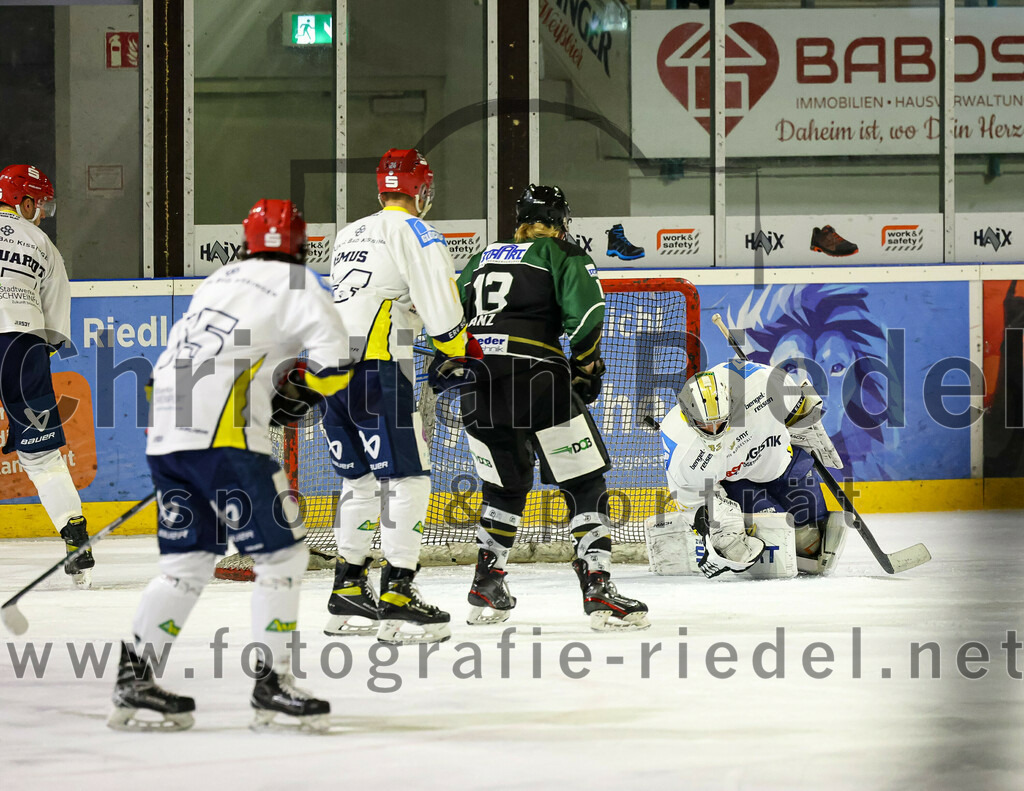 2023-01-06_030_TSV_Erding_gegen_ERV_Schweinfurt | Erding, Deutschland, 06.01.2023:
Eishockey, Bayernliga 2022 / 2023, 26. Spieltag, TSV Erding gegen ERV Schweinfurt, Endergebnis: 7:3

Michael Franz (Erding Gladiators, #13), Torwart Benedict Roßberg (ERV Schweinfurt, #42)

Foto: Christian Riedel / fotografie-riedel.net