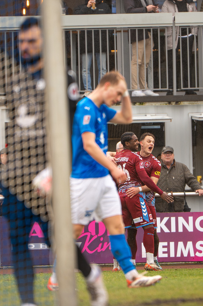 Fußball I Herren I Saison 2025-2026 I Regionalliga Nord I 23. Spieltag I TuS Blau-Weiß Lohne - SC Weiche Flensburg 08 I 0045 | Frust und Freude zugleich Marko Dedovic (1, TuS BW Lohne), Laurenz Pölking (5, TuS BW Lohne) und Ibrahim Bashiru Ali (26, SC Weiche Flensburg 08) sowie Rene Guder (17, SC Weiche Flensburg 08) - Realisiert mit Pictrs.com