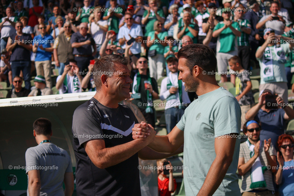 Fußball I Herren I Saison 2025/2026 I Regionalliga Nord I 10. Spieltag I VfB Lübeck - FSV Schöningen | Handshake vor den Spiel zwischen Christian Benbennek (Trainer, FSV Schöningen) und Guerino Capretti (Trainer, VfB Lübeck) - Realisiert mit Pictrs.com