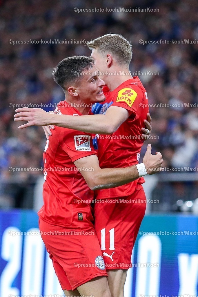 S0413092501043 | 13.09.2025, Fußball, FC Schalke 04 - Holstein Kiel, 5.Spieltag, 2. Fußball Bundesliga, Veltins-Arena Gelsenkirchen, Saison 2025 2026: Torjubel nach dem Tor zum 1:0 durch Torschütze Alexander Bernhardsson (Holstein Kiel #11)  zusammen mit  Adrián Kapralik (Holstein Kiel #20) DFB regulations prohibit any use of photographs as image sequences and or quasi-video.