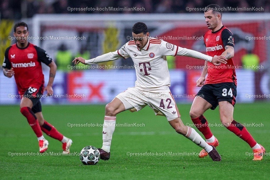 UCL11032502372 | 11.03.2025, Fußball, UEFA Champions League, Bayer 04 Leverkusen - FC Bayern München, Achtelfinale Rückspiel, BayArena, Saison 2024 2025: Jamal Musiala (FC Bayern #42) im Zweikampf gegen Granit Xhaka (Bayer04 Leverkusen #34)DFB regulations prohibit any use of photographs as image sequences and or quasi-video.