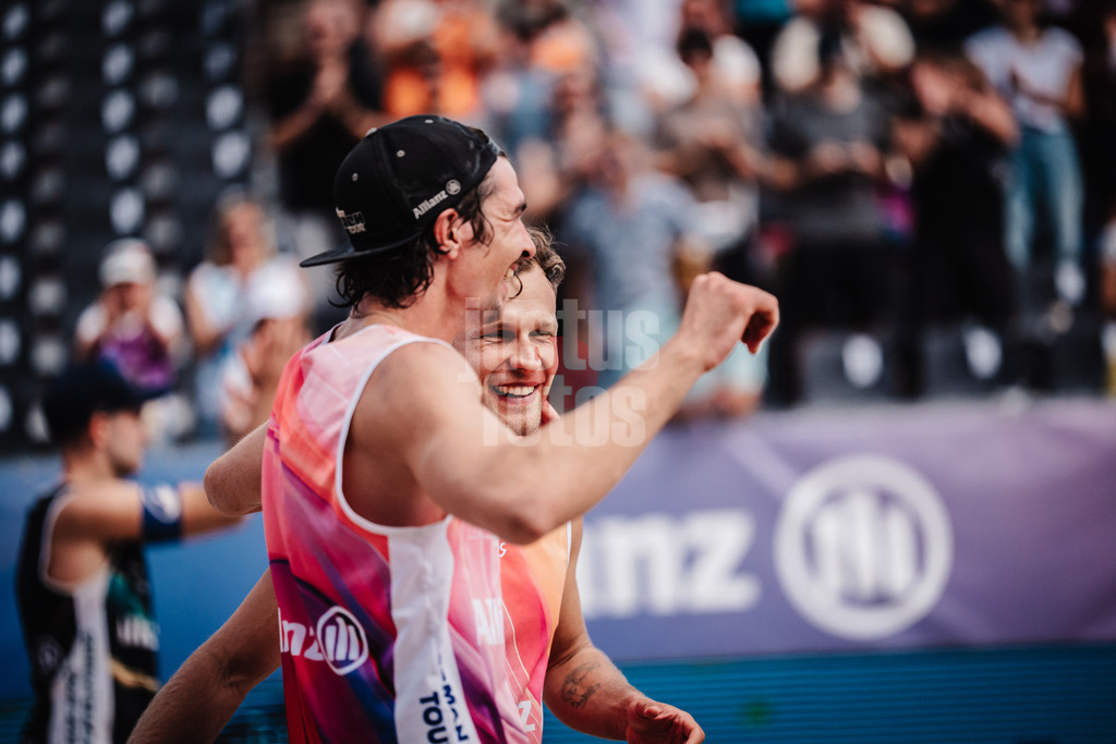 Beachvolleyball | Männer | Deutsche Meisterschaften 2025 Timmendorfer Strand | 04.09.2025 | v.l. Jannik Kühlborn und Eric Stadie-Seeber freuen sich nach dem Sieg