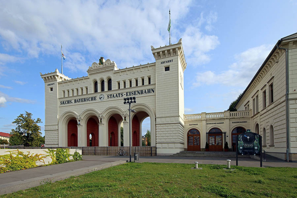 Bildlexikon Leipzig - Bayerischer Bahnhof mit Eingang zum Gasthaus | Das Team hinter BILDLEXIKON LEIPZIG bündelt historische wie aktuelle Informationen über die Stadt Leipzig in Text und Bild auf einer Plattform und stellt diese der interessierten Öffentlichkeit zur Verfügung.