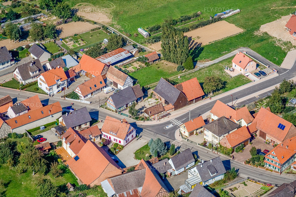 Vue aérienne: Rue Principale x Rue de la Gare depuis le sud à Schleithal dans le département Bas Rhin, France – .Photo: IMG_13594.jpg prise le 28/09/2008 par Werner Riehm/FLY-FOTO.eu – Résolution de l'original: 3456 x 2304 px