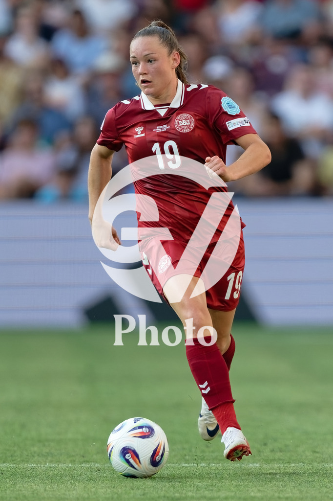 Denmark v Sweden - UEFA Women's EURO 2025 Group C | GENEVA, SWITZERLAND - JULY 4: Janni Thomsen of Denmark runs with the ball during the UEFA Womens EURO 2025 Group C match between Denmark and Sweden at Stade de Geneve on July 4, 2025 in Geneva, Switzerland. (Photo by Giuseppe Velletri/Sports Press Photo/Getty Images)