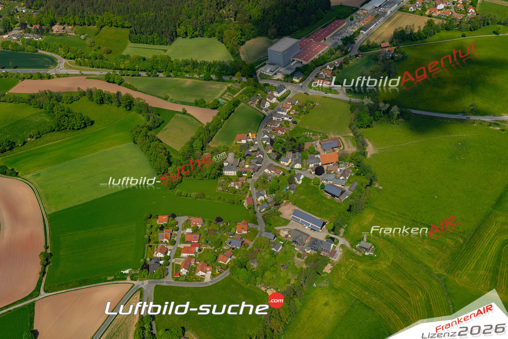 Die Luftaufnahme Hof an der Steinach - Mitwitz wurde 2022 vom Flugzeug aus (keine Drohne) erstellt. Hohe Auflösung -für große Poster und Wandbilder geeignet - Garantiert!