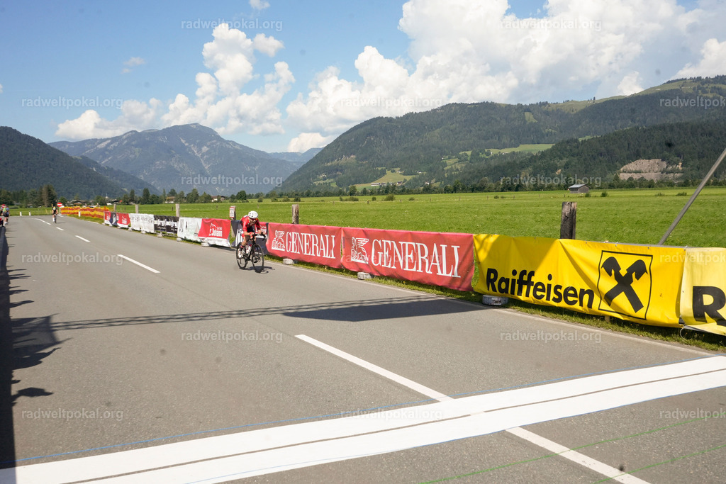 871_20230817_Bewerb_Maenner_Muehlanger | AUT - OESTERREICH, 2023-08-16: SPORT RENNRAD-FAHREN - 55. INTERNATIONALER RADWELTPOKAL IN ST. JOHANN IN TIROL  - Vintage-Radrennen mit WM-Bronze-Medaillen-Siegerin Christina Schweinberger, den Teilnehmer und Alexander Baumann (vom Orginastions-Team) - TAG 2 BEWERB MAENNER IN SECHS GRUPPEN  ; Foto: Roland Muehlanger