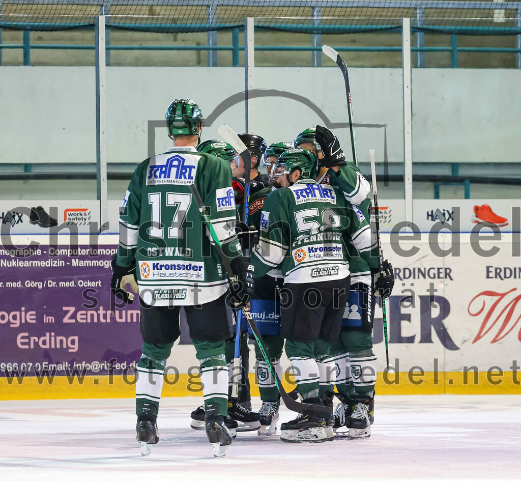 2023-09-10_083_TSV_Erding_gegen_EHC_Klostersee | Erding, Deutschland, 10.09.2023:
Eishockey, Bayernliga 2023 / 2024, Testspiel, TSV Erding gegen EHC Klostersee, Endergebnis: 10:1

Jubel nach dem 2:0

Foto: Christian Riedel / fotografie-riedel.net