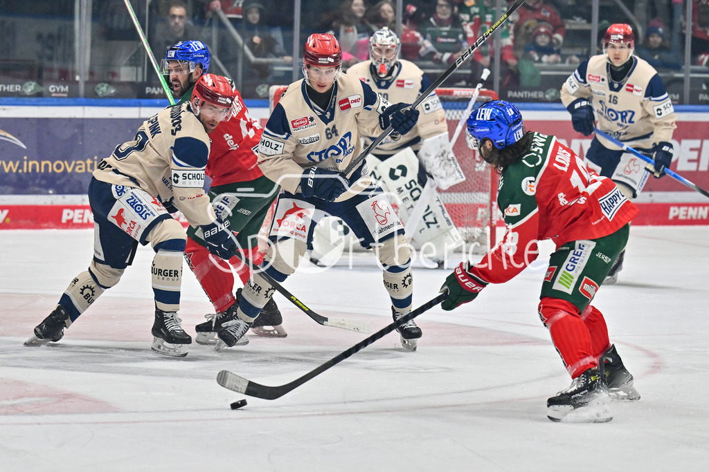 Augsburger Panther - Schwenninger Wild Wings | in dieser Szene versucht sich Anthony LOUIS (Augsburger Panther #18) mit einem Torschuss / DEL: Augsburger Panther - Schwenninger Wild Wings, Curt Frenzel Stadion am 02.02.2025
