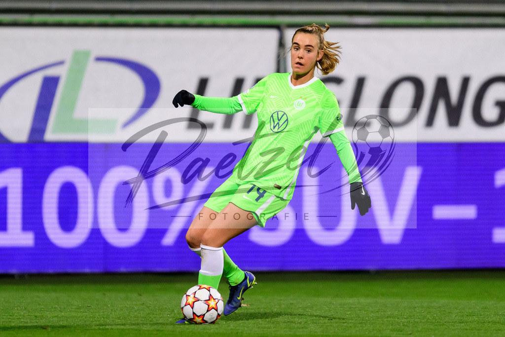 WOBJUV20211118_172 | Fussball, Frauen: Jill Roord (VfL Wolfsburg) in Aktion, am Ball, Einzelaktion bei dem Spiel der UEFA Women´s Champions League zwischen VfL Wolfsburg und Juventus Turin im AOK-Stadion am 18.11.2021 in Wolfsburg, Deutschland. - Realisiert mit Pictrs.com