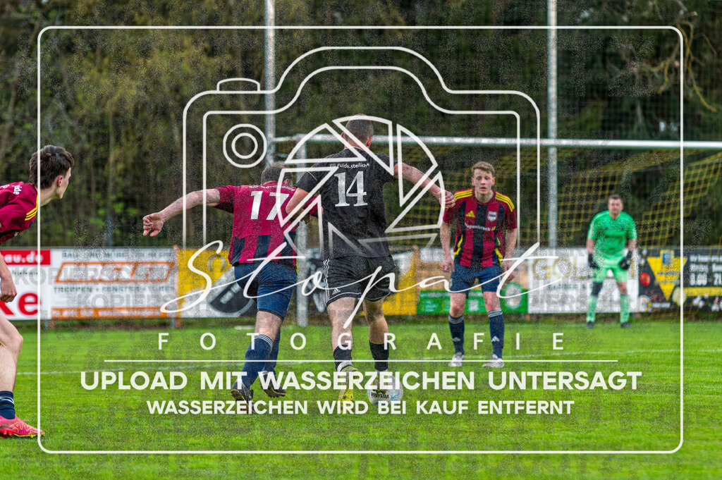 FGFSSGN-1040 | Armin Masic (FG Fulde-Stellichte 2 #14) und Jan Meyer (SG Nordheide 3 #17) beim Herren 3. Kreisklasse HK Spiel zwischen FG Fulde-Stellichte II und SG Nordheide III im Fulder Zentralstadion, Fulde (Simon Paul Stopat) - Realisiert mit Pictrs.com