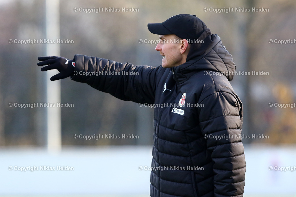 NH_FCStPauliU23_EintrachtBraunschweigU23_Testspiel_02022025 | Benny Hoose (Trainer, FC St. Pauli U23)Fußball I Herren I Testspiel I Saison 2024-2025 I FC St. Pauli U23 - Eintracht Braunschweig U23 I 02.02.2025 I Sportplatz Brummerskamp
