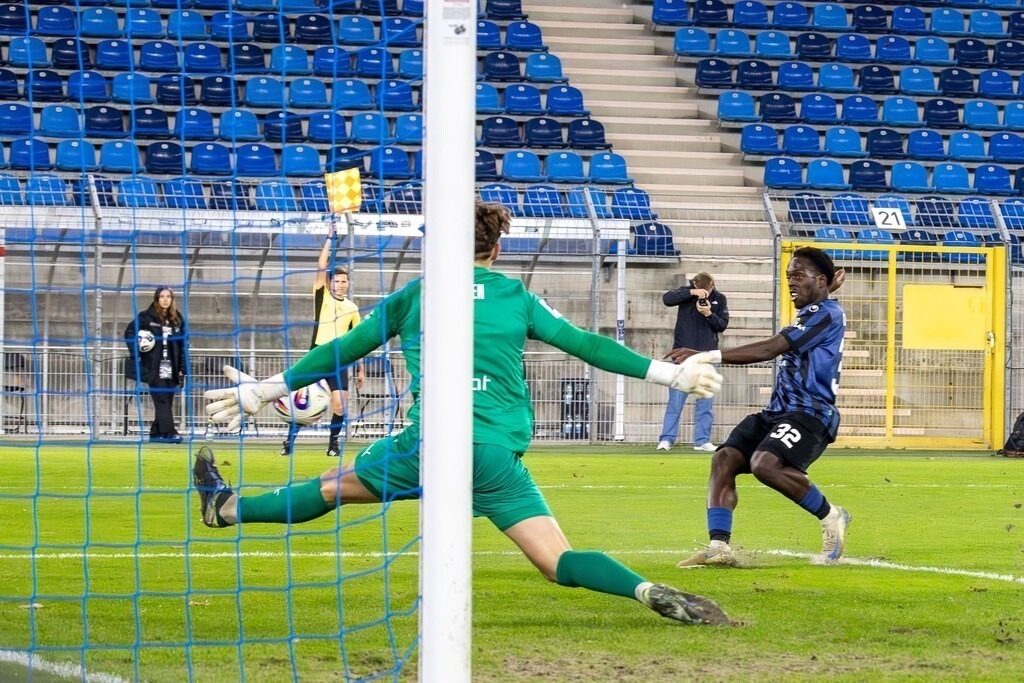 Fußball, Badischer Pokal 2025/26, Viertelfinale: Waldhof Mannheim gegen FC-Astoria Walldorf | Fußball, Badischer Pokal 2025/26, Viertelfinale: Waldhof Mannheim gegen FC-Astoria Walldorf***Bild: Gefährlicher Torschuss von Kennedy Okpala (32, Mannheim), allerdings in Abseitsposition - Realisiert mit Pictrs.com