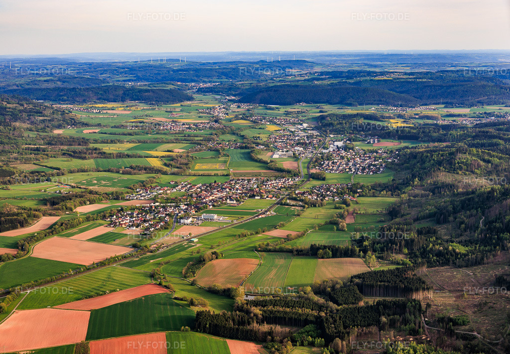 Luftbild: Ortsansicht von Norden im Ortsteil Neukenroth in Stockheim im Bundesland Bayern in Deutschland. – Foto: IMG_155425.jpg vom 02.05.2026 durch Werner Riehm/FLY-FOTO.de – Auflösung des Originals: 5758 x 4000 px