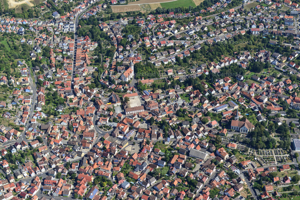3650095 | RIMPAR 31.08.2016 Ortsansicht der Straßen und Häuser der Wohngebiete in Rimpar im Bundesland Bayern, Deutschland. // Town View of the streets and houses of the residential areas in Rimpar in the state Bavaria, Germany. Foto: Gerhard Launer