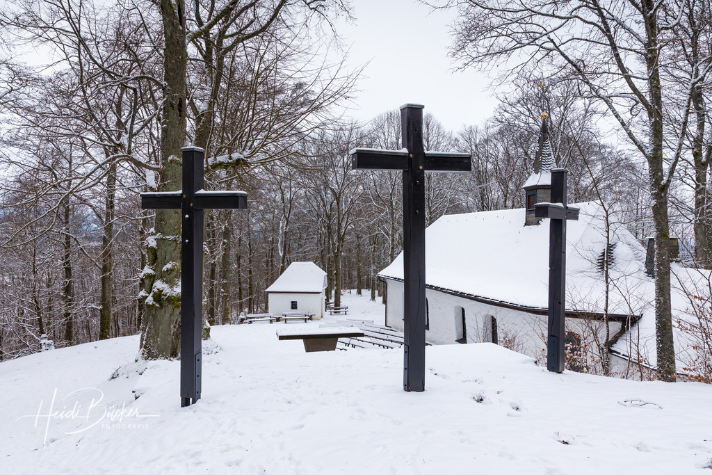 Kreuze an der Wilzenbergkapelle im Winter | Kreuze an der Wilzenbergkapelle bei Grafschaft im Winter - Realisiert mit Pictrs.com