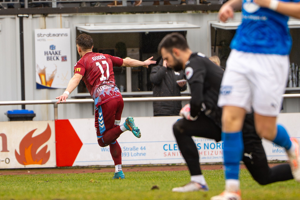 Fußball I Herren I Saison 2025-2026 I Regionalliga Nord I 23. Spieltag I TuS Blau-Weiß Lohne - SC Weiche Flensburg 08 I 0033 | Rene Guder (17, SC Weiche Flensburg 08) jubelt vor der Lohner Tribüne - Realisiert mit Pictrs.com