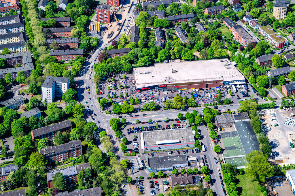 Hamburg_Steilshoop_Famila_Flohmarkt_ELS_4207010525 | HAMBURG 01.05.2025 Gebäudekomplex des Nahversorgungszentrum " Famila " mit Flohmarkt an der Straße Eichenlohweg in Hamburg, Deutschland. // Building complex of local supply center " Famila " on street Eichenlohweg in Hamburg, Germany. Foto: Martin Elsen
