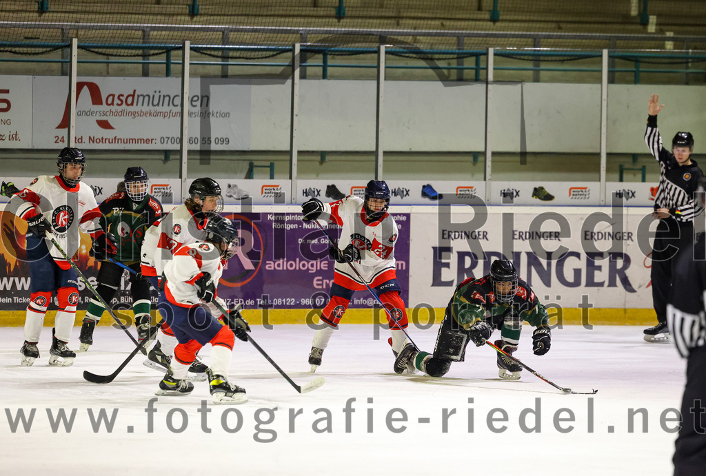 2022-12-04_117_TSV_Erding_gegen_EHC_Klostersee | Erding, Deutschland, 04.12.2022:
Eishockey, Bayernliga U17 2022 / 2023, 11. Spieltag, TSV Erding gegen EHC Klostersee, Endergebnis: 3:5

Melvyn Hermann (EHC Klostersee, #17), Jan Markmann (EHC Klostersee, #24), 

Foto: Christian Riedel / fotografie-riedel.net