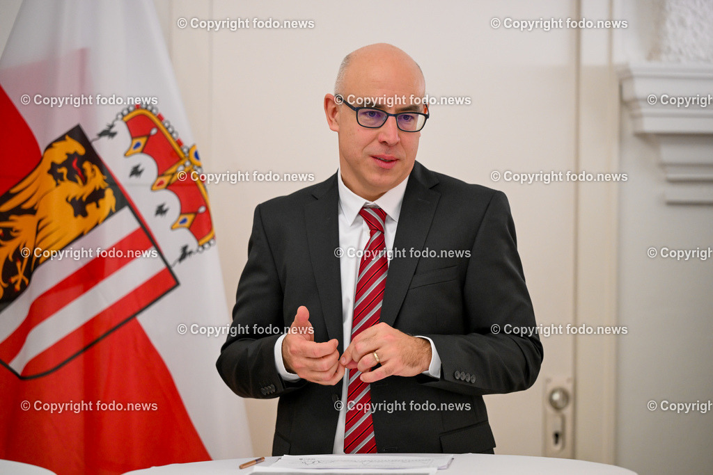 Pressekonferenz Land Ooe_ Stabilitaet der Lieferketten im Fokus_ 22.01.2024-48 | 22.01.2024, Linz, AUT, Pressekonferenz Land Ooe, Stabilitaet der Lieferketten im Fokus – aktuelle Analysen und Forschungsergebnisse und kuenftige Schwerpunkte im Bild Gabriel Felbermayr (Direktor Oesterreichisches Institut fuer Wirtschaftsforschung (WIFO) und Vizepraesident Supply Chain Intelligence Institute Austria (ASCII))