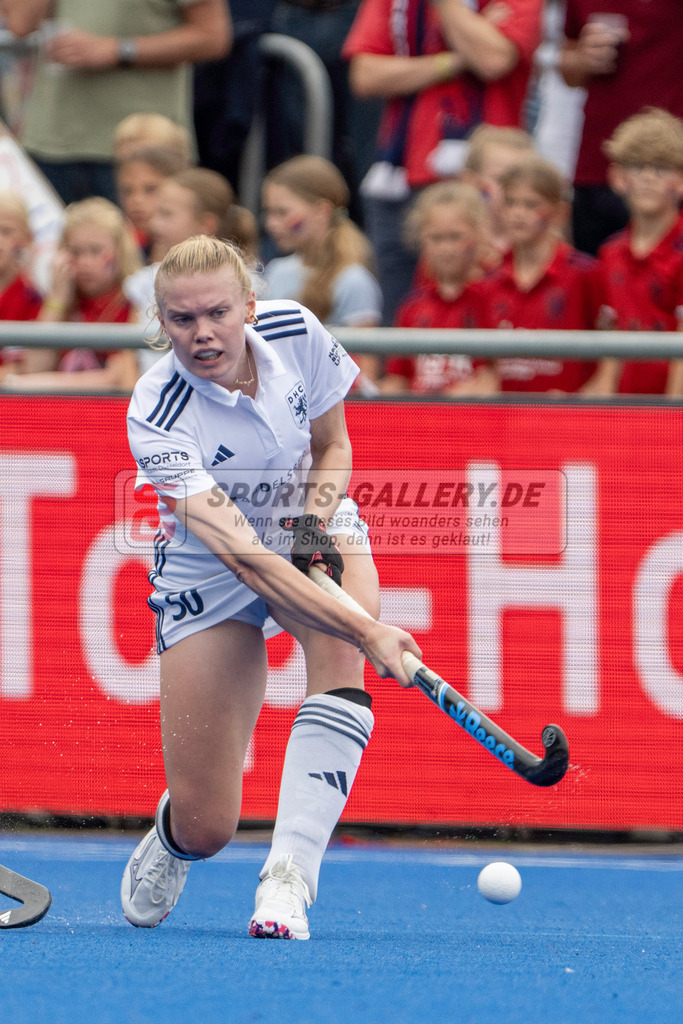 Final4_20250601-1208-Z09_4135 | Krefeld, Deutschland, 01.06.2025:  Feldhockey Final4 2025 – „Deutsche Feldhockey-Meisterschaften 2025“ Harvestehuder HTC - Düsseldorfer HC (Finale Damen) im Gerd-Wellen-Hockeyanlage am 01.06.2025 in Krefeld, Deutschland. (Foto von Kramhöller/Fehrmann/Kaste)Krefeld, Germany, 01.06.2025: Feldhockey Final4 2025 – „Deutsche Feldhockey-Meisterschaften 2025“ Harvestehuder HTC - Düsseldorfer HC (Finale Damen) in Gerd-Wellen-Hockeyanlage at 01.06.2025 in Krefeld, Deutschland. (Foto from Kramhöller/Fehrmann/Kaste)