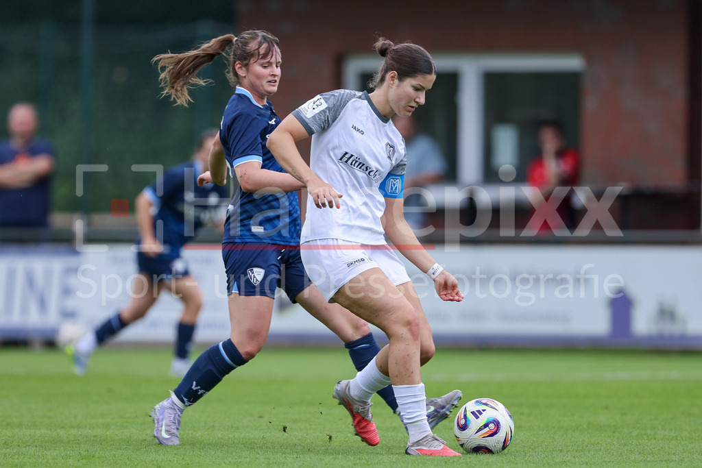 Fussball, Testspiel Frauen, SV Meppen - VfL Bochum | v.li.: Lilly Huber (Lilian, VfL Bochum, 5) und Anouk Blaschka (SV Meppen, 10) im Zweikampf, Duell, Dynamik, Aktion, Action, Spielszene