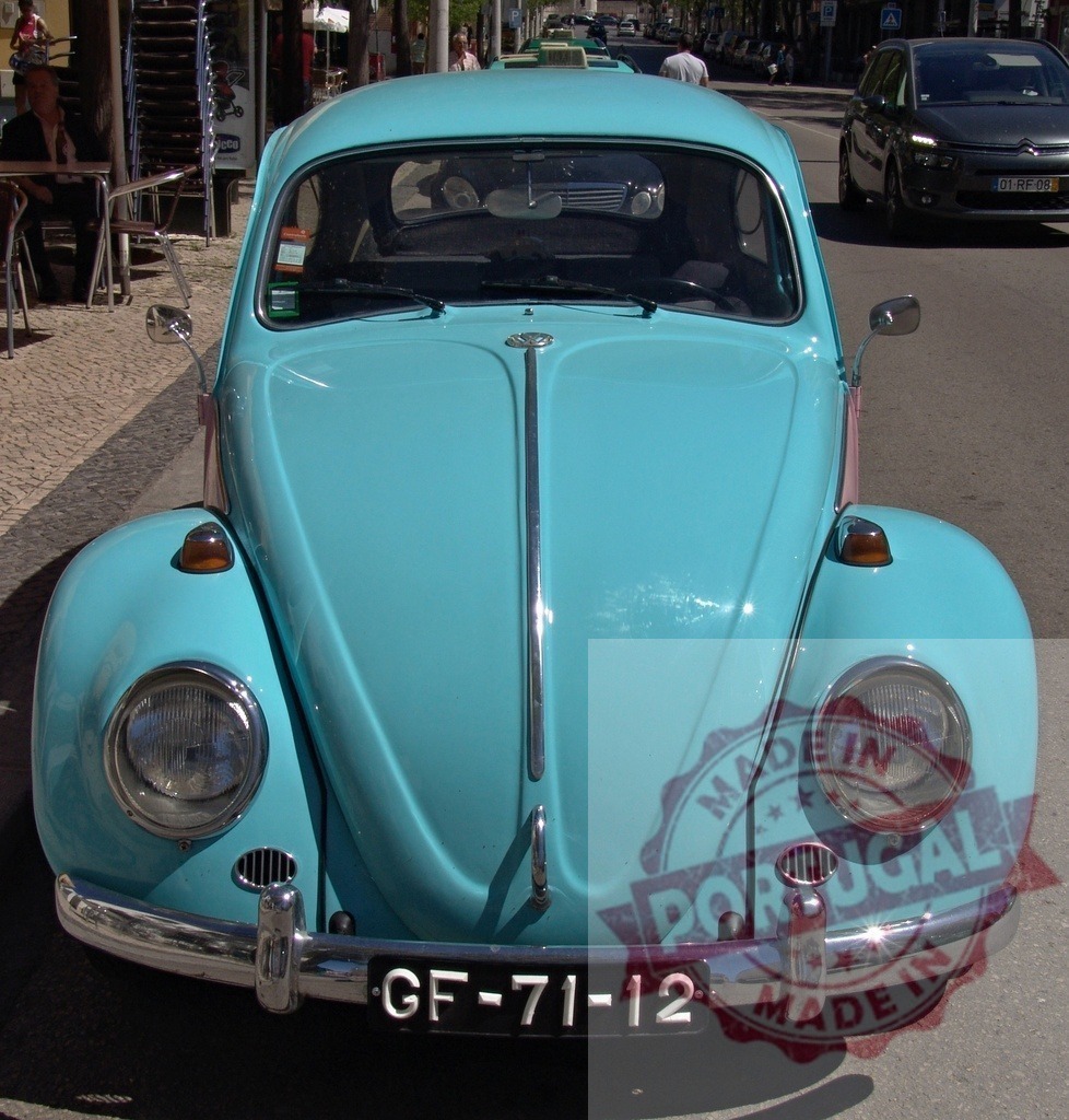 Light blue Volkswagen Beetle parked on a sunny street | Classic light blue Volkswagen Beetle parked on a sunny city street, showcasing its iconic design - Realisiert mit Pictrs.com