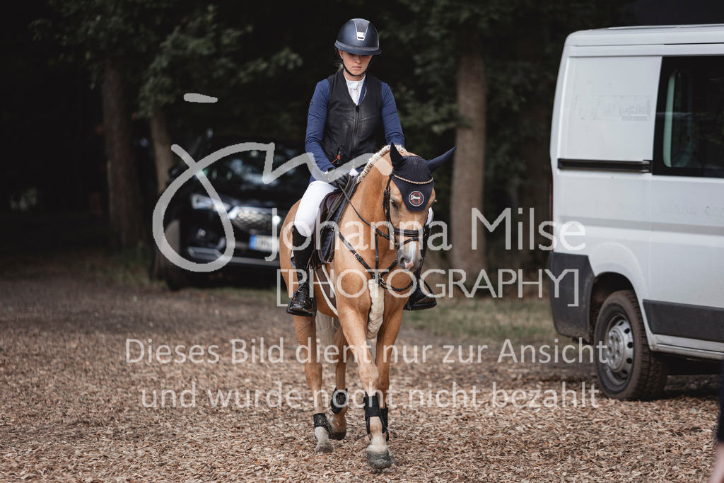 240906_BuCha_PonyA-5j-176 | Deine schönsten Turniermomente als professionelle Fotos! Entdecke hochwertige Pferdesport-Fotografie im Online-Shop. Jetzt Fotos finden & bestellen!