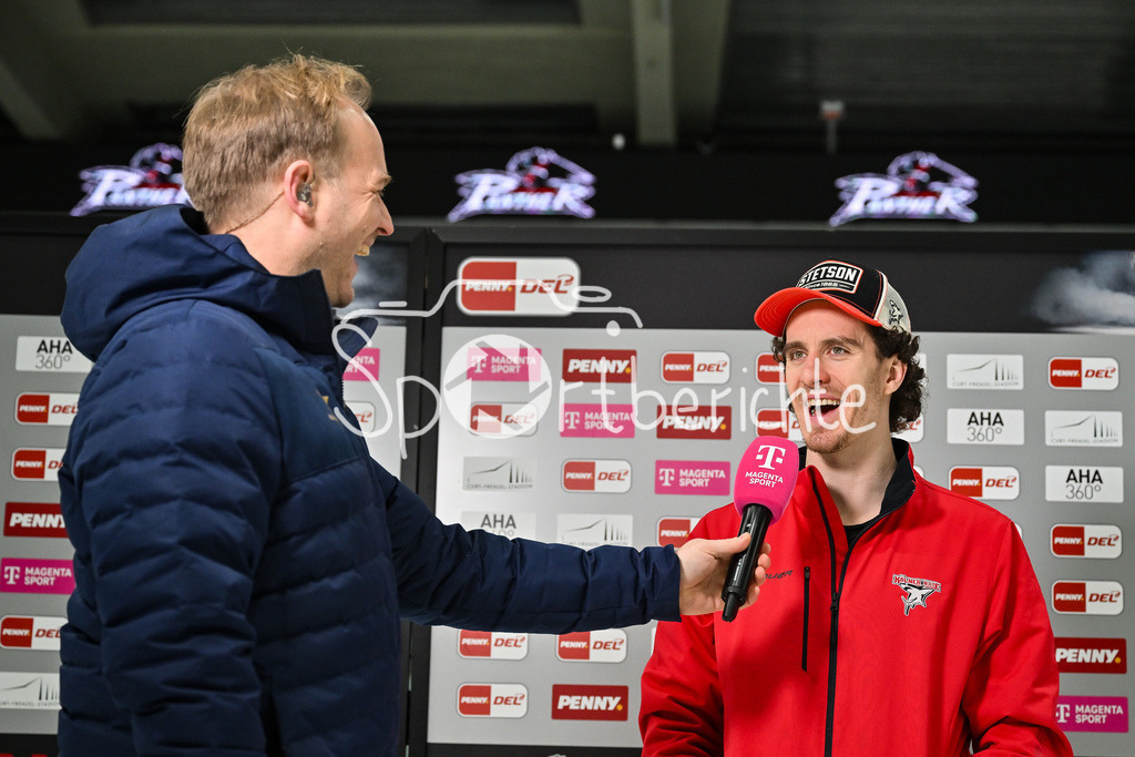 Augsburger Panther - Kölner Haie | AUGSBURG, GERMANY - 11. JANUARY: im Bild Gregor MACLEOD (Kölner Haie 89) beim Interview mit Magentasport vor dem Match zwischen den Augsburger Panthern und den Kölner Haien am 39. Spieltag der penny DEL im Curt Frenzel Stadion / Jan LÜDEKE / happy