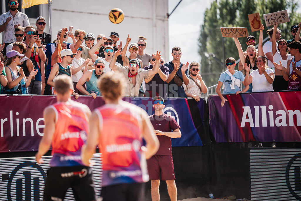 Beachvolleyball | Männer | Allianz German Beach Tour 2025 | Tourstop Berlin | 17.08.2025 | Unterstützer von Luis Henrichs und Cedrik Moede jubeln