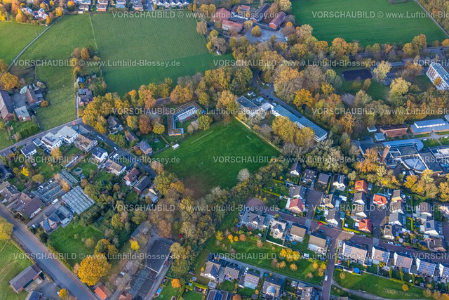 Hamm231101790 | Luftbild, Fußballfeld, Tagesklinik Heithofer Allee, umgeben von herbstlichen Laubbäumen, Uentrop, Hamm, Ruhrgebiet, Nordrhein-Westfalen, Deutschland