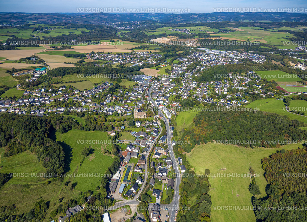 Lennestadt230909489Grevernbrueck | Luftbild, Ortsansicht Ortsteil Grevenbrück, Kath. St. Nikolaus Kirche und Friedhof, Grevenbrück, Lennestadt, Sauerland, Nordrhein-Westfalen, Deutschland