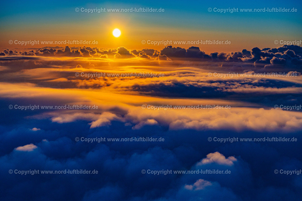 els_sonnenuntergang_ueber_den_wolken_els_3919 | FRIEDRICHSKOOG 07.05.2021 Wetterlage mit Wolkenbildung und Lichtreflektionen bei Sonnenuntergang in Friedrichskoog im Bundesland Schleswig-Holstein, Deutschland. // Weather situation with cloud formation and light reflections at sunset in Friedrichskoog in the state Schleswig-Holstein, Germany. Foto: Martin Elsen