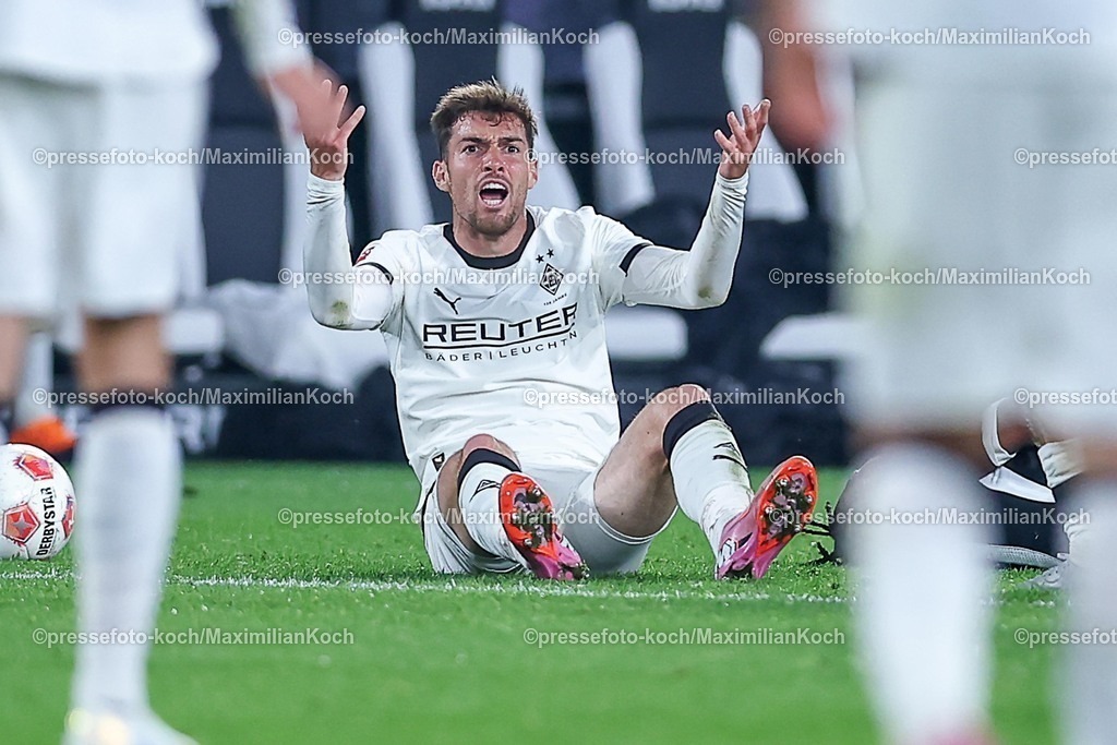 BMG05102501068 | 05.10.2025, Fußball, Borussia Mönchengladbach - SC Freiburg, 1. Fußball Bundesliga, Borussia-Park, Saison 2025 2026: Joe Scally&nbsp;(Borussia Mönchengladbach #29) gestikulierend auf dem Boden sitzend DFB regulations prohibit any use of photographs as image sequences and or quasi-video.