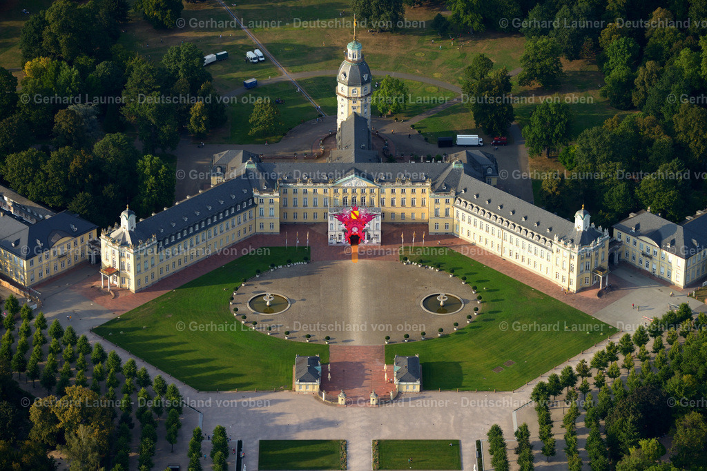 3292465 | Schloss Karlsruhe im barocken Baustil liegt im Zentrum der Fächerstadt Karlsruhe