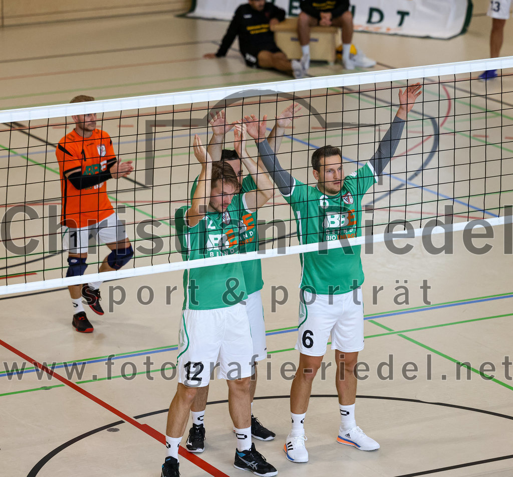 2022-11-12_001_TuS_Oberding_gegen_SC_Freising_II | Oberding, Deutschland, 12.11.2022:
Volleyball, Bezirksliga Ost 2022 / 2023, 7. Spieltag, TuS Oberding gegen MTV Pfaffenhofen II, Endergebnis: 3:2

Bernd Walter (TuS Oberding, #1), Carl Baucks (TuS Oberding, #12), Oliver Pelz (TuS Oberding, #6)

Foto: Christian Riedel / fotografie-riedel.net