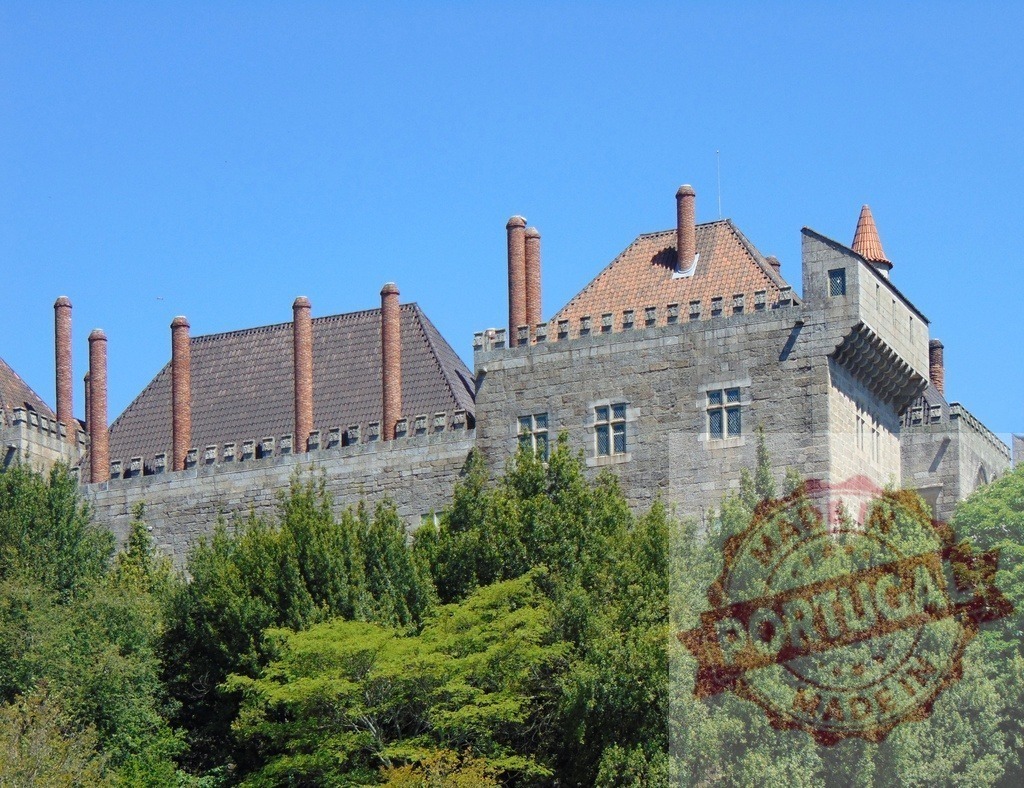 Palace of the Dukes of Braganza castle in Guimarães Portugal. Region Norte - Portugal | Medieval castle architecture rising above green trees against a clear blue sky - Realisiert mit Pictrs.com