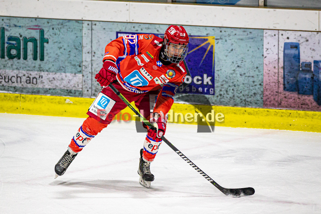 EC Peiting vs Deggendorfer SC | Eishockey Oberliga Süd Vorrunde 2024/2025, EC Peiting vs Deggendorfer SC, 20241228,Dominik ZERHOCH (ECP 92) in Aktion, Freisteller,2024-12-28 in Peiting (Eisstadion)Dominik ZERHOCH (ECP 92)Copyright: WolfgangxLindner foto-lindner.de