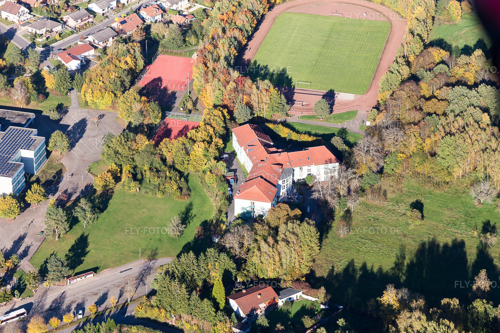 Luftbild: Seniorenheim Haus am Kurpark Dahn in Dahn im Bundesland Rheinland-Pfalz in Deutschland. Foto: IMG_104005.jpg vom 14.10.2017 durch Werner Riehm/FLY-FOTO.deAltenheim am Kurpark Dahn - Korian